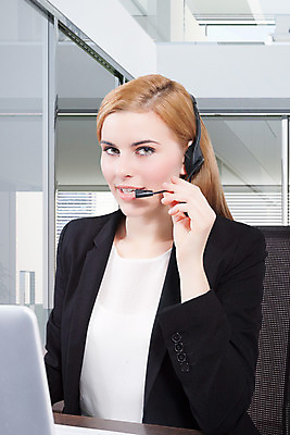 포토 JPG 해외이미지 스튜디오촬영 백인 직업 응시 여자 행복 얼굴 음향기기 비즈니스 청소년 커뮤니케이션 기술 한명 웃음 정장 두명 헤드폰 듣기 흰색 도움 비즈니스우먼 전문직 마이크 서비스 흰배경 긍정 텔레마케팅 안내원 비서 예복 고립 지원 여자한명만 해외202004 해외포토 서양인 1 시선 옷 감정 컬러 백그라운드 컨셉 모션 실내 표정 사람 신체부위 전자제품 직장인 서비스업 여자만 파일형식 이미지허브