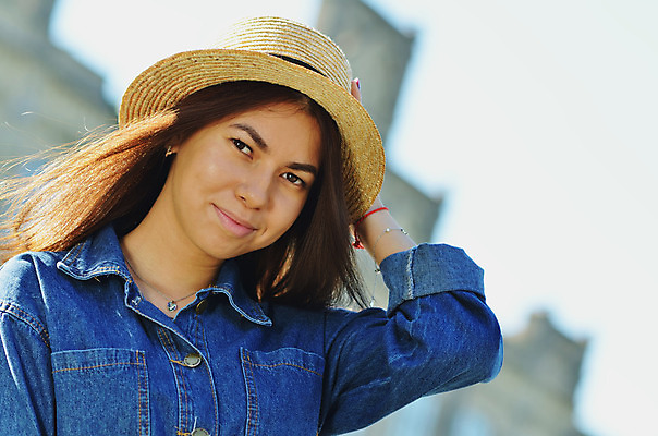 포토 JPG 해외이미지 백인 1 학생 응시 여자 교육 행복 안경 운동화 배낭 학교 한명 서기 사람 동양인 성인 야외 책 잡기 대학교 해외202004 해외포토 서양인 시선 잡화 감정 신발 가방 모션 인종 파일형식 이미지허브
