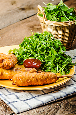 포토 JPG 해외이미지 접시 실내 사람없음 아웃포커스 바구니 샐러드 케첩 담기 종지 핫도그 루꼴라 맛있는 나무배경 해외202004 해외포토 그릇 식기 음식 백그라운드 채소 모션 패스트푸드 촬영기법 내부 소스_음식 파일형식 이미지허브