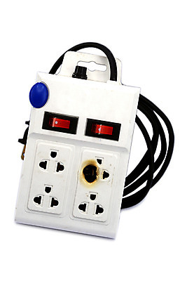 포토 JPG 해외이미지 불 경고 안전 사람없음 전자제품 빛 힘 화물 플러그 보호 위험 발사 사건 보안 냄새 철사 봉 조심 실수 잭 스위치 보험 경보 과부하 깨짐 땅바닥 부주의 현재 화상 해외202004 해외포토 자연요소 컨셉 바닥 운송업 상처 파일형식 이미지허브