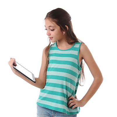 포토 JPG 해외이미지 백인 학생 여자 교육 행복 어린이 클리핑패스 인터넷 모바일 한명 서기 미소 컴퓨터 알약 귀여움 디지털 스크린 공백 흰색 잡기 달콤 무선전화기 흰배경 전자 패드 고립 소셜 터치스크린 카피스페이스 해외202004 해외포토 서양인 1 감정 컬러 백그라운드 컨셉 모션 표정 사람 전자제품 약 맛 전화기 파일형식 이미지허브