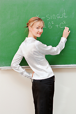 포토 JPG 해외이미지 백인 직업 학생 여자 교육 과학 교실 학교 대화 한명 사람 성인 초록색 스터디 강사 교사 교수 칠판 기록 발표 가르침 그룹 강의 그림 대학교 공식 개발 물리학 세미나 지능 해외202004 해외포토 서양인 1 컬러 말하기 학습 물리 파일형식 이미지허브