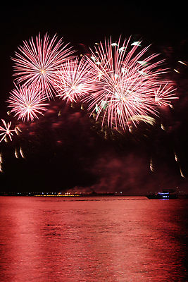포토 JPG 해외이미지 백그라운드 불꽃 폭죽 불꽃놀이 이벤트 사람없음 컬러풀 파티 경쟁 축하 야간 저녁 쇼 해외202004 해외포토 자연요소 컬러 컨셉 놀이 불 파일형식 이미지허브