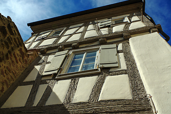 포토 JPG 해외이미지 나무 전통 디자인 외관 문화 얼굴 건축양식 창문 가족 하늘 주택 프레임 잔디 사람없음 목재 초록색 여름 파란색 마을 바위 흰색 도시 중세 역사 재산 고급 시골집 복고 이웃 내추럴 교외 옛날 진짜 스타일 해외202004 해외포토 식물 계절 건축 컬러 컨셉 재료 관계 건물 신체부위 금융 돌_바위 파일형식 이미지허브