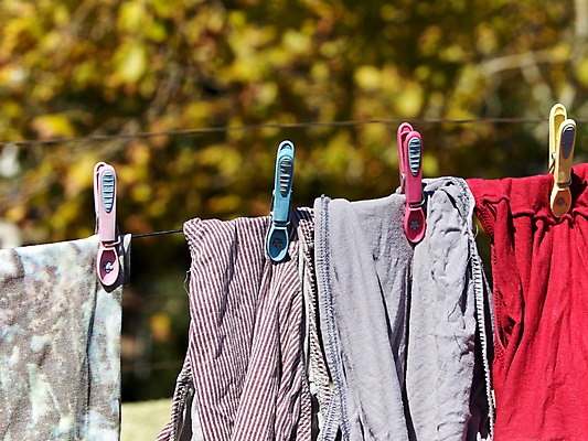 포토 JPG 해외이미지 옷 선 줄 백그라운드 가사 가정 주택 건조 매달리기 사람없음 야외 빨간색 여름 파란색 컬러풀 정원 신선 닫기 선택 씻기 빨래 속옷 빨랫줄 시원함 드라이어 클립 줄서기 해외202004 해외포토 계절 컬러 컨셉 모션 건물 청결 미용용품 파일형식 이미지허브