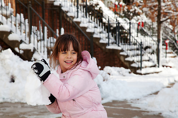 포토 JPG 해외이미지 계절 여자 행복 감정 어린이 겨울 가족 청소년 놀이 날씨 한명 웃음 사람 해외202004 해외포토 1 관계 표정 파일형식 이미지허브