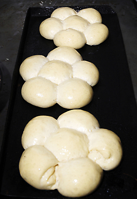 포토 JPG 해외이미지 빵 실내 사람없음 반죽 일렬 꽃모형 해외202004 해외포토 음식 내부 모형 파일형식 이미지허브