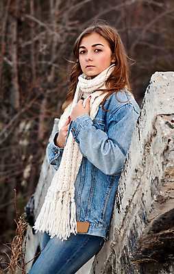 포토 JPG 해외이미지 식물 백인 모델 라이프스타일 헤어스타일 여자 얼굴 포즈 백그라운드 자연 휴식 한명 사람 성인 야외 유행 가을 청바지 화려 우아함 숲 천진난만 스타일 해외202004 해외포토 서양인 1 계절 컨셉 바지 생활 신체부위 생태계 파일형식 이미지허브