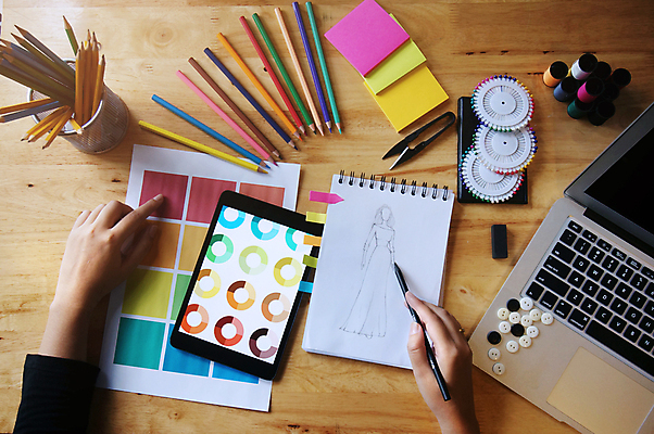 포토 JPG 해외이미지 백인 직업 디자인 드레스 옷 여자 산업 비즈니스 창조 미소 성인 사람없음 유행 기계 직물 업무 작업실 마네킹 바느질 디자이너 스케치 그림 주인 수공예 재단 재단사 스타일리스트 핸드메이드 스타일 해외202004 해외포토 서양인 표정 미술 사람 작업 공예 파일형식 이미지허브