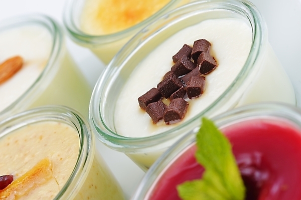 포토 JPG 해외이미지 실내 사람없음 아웃포커스 소프트포커스 흰배경 푸딩 초코칩 해외202004 해외포토 백그라운드 디저트 촬영기법 내부 초콜릿 흰색 파일형식 이미지허브