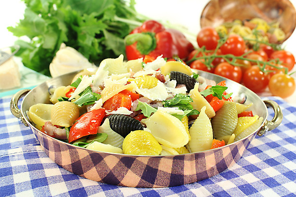 포토 JPG 해외이미지 접시 토마토 채소 파프리카 파스타 마늘 사람없음 빨간색 초록색 시골 면 지중해 냅킨 베이컨 점심식사 해외202004 해외포토 식기 바다 컬러 서양음식 돼지고기 식사 파일형식 이미지허브