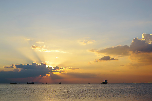 포토 JPG 해외이미지 구름 공원 산업 밭 자연 하늘 동양인 풍경 사람없음 야외 여름 파란색 빛 햇빛 태양 일출 환경 맑음 황혼 일몰 화물 광선 시골 만 보트 장면 스카이라인 내추럴 수평선 해외202004 해외포토 자연요소 계절 공공시설 컬러 농업 배_교통 날씨 인종 노을 운송업 생태계 파일형식 이미지허브