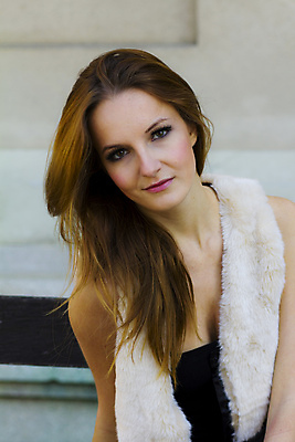 포토 JPG 해외이미지 나무 백인 1 계절 공원 여자 행복 얼굴 자연 한명 미소 사람 성인 야외 초록색 여름 청춘 봄 자유 가을 흰색 내추럴 해외202004 해외포토 서양인 식물 공공시설 감정 컬러 컨셉 표정 신체부위 생태계 파일형식 이미지허브