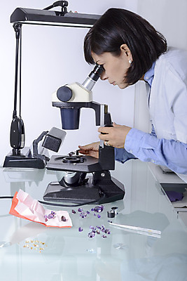 포토 JPG 해외이미지 과학 한명 도구 보석 분석 합성 다이아몬드 루비 사파이어 해외202004 해외포토 1 컨셉 사람 광석 파일형식 이미지허브