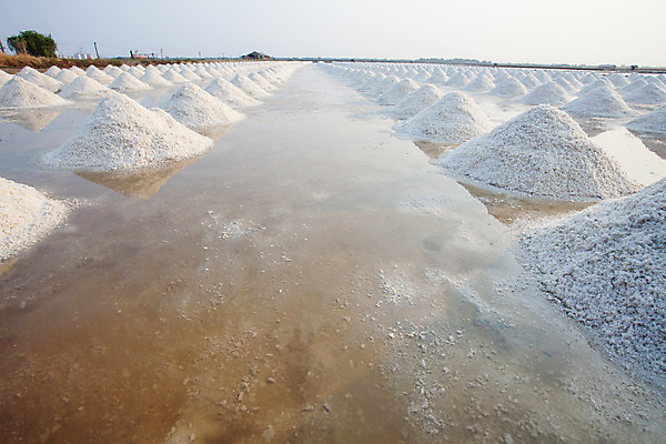포토 JPG 해외이미지 직업 산업 아시아 음식 바다 백그라운드 밭 농업 재료 태국 자연 풍경 사람없음 야외 물 농장 반사 쌓기 흙 수확 흰색 기둥 크리스탈 땅 배열 향신료 유기농 질감 소금 지역 흙더미 내추럴 방법 오리지널 절임 줄서기 짠맛 해외202004 해외포토 자연요소 웰빙 건축 나라 컬러 모션 맛 광석 생태계 향미료 파일형식 더미 이미지허브