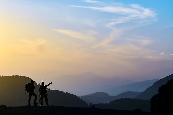 포토 JPG 해외이미지 실루엣 배낭 성공 함께함 사람없음 친구 등산 용기 자신감 고립 이진법 힘찬 산맥 해외202004 해외포토 그릇 감정 컨셉 가방 관계 산 촬영기법 트래킹 수학 파일형식 이미지허브