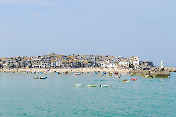 포토 JPG 해외이미지 영어 유럽 모래 바다 휴가 영국 잉글랜드 등대 풍경 해변 사람없음 야외 물 여름 마을 항구 침묵 보트 그림 방파제 포트 타운 터키석 콘월 해외202004 해외포토 자연요소 문자 계절 공공시설 나라 배_교통 교통시설 소리 도시 보석 파일형식 이미지허브