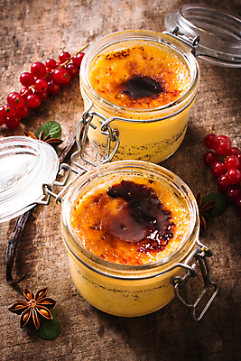 포토 JPG 해외이미지 유리병 실내 사람없음 레드커런트 크렘브륄레 나무배경 해외202004 팔각회향 해외포토 열매 백그라운드 병_용기 디저트 내부 향신료 파일형식 이미지허브