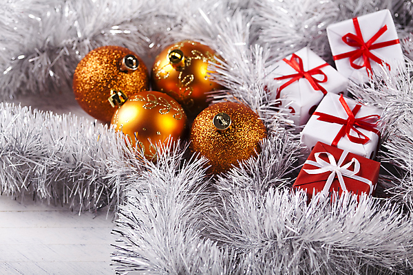 포토 JPG 해외이미지 크리스마스장식 크리스마스 실내 사람없음 선물상자 미니어처 장식볼 오브젝트 흰배경 오너먼트 해외202004 해외포토 기념일 백그라운드 선물 내부 장식 상자 모형 흰색 파일형식 이미지허브