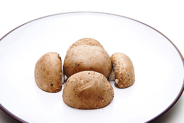 포토 JPG 해외이미지 접시 음식 채소 사람없음 갈색 식사 버섯 수확 껍질 신선 맛 먹기 피부 흰배경 날것 해외202004 해외포토 식기 컬러 백그라운드 컨셉 농업 모션 신체부위 흰색 파일형식 이미지허브