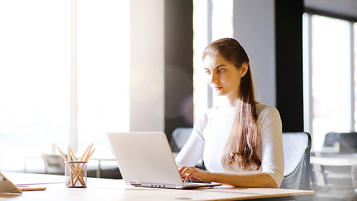 포토 JPG 해외이미지 백인 직업 학생 디자인 응시 여자 종이 셔츠 돈 인터넷 비즈니스 통신 창문 노동자 직장 실내 한명 사람 앉기 성인 노트북 쇼핑 컴퓨터 사무실 태양 연필 공책 타이핑 작업 비즈니스우먼 책상 온라인 심각 해외202004 해외포토 자연요소 서양인 1 시선 가구 컨셉 상의 회사 모션 문구용품 학용품 내부 전자제품 필기구 직장인 재산 파일형식 이미지허브