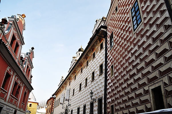 포토 JPG 해외이미지 나무 응시 유럽 문화 도로 여행 오렌지 포장 건축양식 지붕 휴가 거리 주택 안테나 미술 사람없음 건물 빨간색 세계 갈색 산책 블록 바위 도시 역사 보행로 타일 그림 아치 좁은 체코 타운 공화국 보헤미아 해외202004 해외포토 식물 건축물 시선 건축 나라 길 컬러 과일 통신 교통시설 문화예술 휴식 돌_바위 파일형식 이미지허브