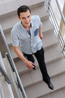 포토 JPG 해외이미지 백인 직업 응시 남자 생각 비즈니스 성공 노동자 한명 사람 정장 성인 사무실 계단 비즈니스맨 자신감 작음 종업원 경영자 주인 경영 심각 해외202004 해외포토 서양인 1 시선 옷 감정 컨셉 직장인 크기 리더 파일형식 이미지허브