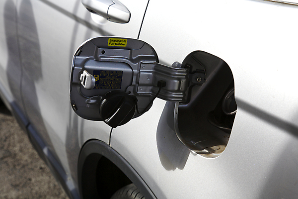 포토 JPG 해외이미지 손 남자 산업 여행 교통시설 자동차 안내 손잡이 사람 사람없음 야외 가로 경제 반사 금속 에너지 잡기 닫기 역 보호 휘발유 땅 연료 가스 호스 짐차 소매 세대 펌프 노즐 디젤 자동 차고 해외202004 해외포토 육상교통 교통 컨셉 모션 재질 신체부위 석유 시설 파일형식 이미지허브