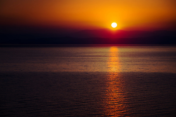 포토 JPG 해외이미지 파도 백그라운드 자연 하늘 아침 산 사람없음 야외 태양 반사 일출 원형 땅 스카이라인 수평선 해외202004 해외포토 주간 자연요소 도형 바다 노을 생태계 파일형식 이미지허브