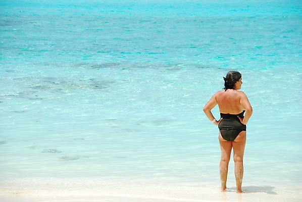 포토 JPG 해외이미지 응시 수영복 행복 모래 바다 섬 휴가 휴식 한명 서기 물 파란색 모래사장 컬러풀 수영 선탠 은퇴 싱글 몰디브 파라다이스 수평선 해외202004 해외포토 자연요소 1 시선 옷 감정 아시아 컬러 컨셉 모션 사람 수상스포츠 파일형식 이미지허브