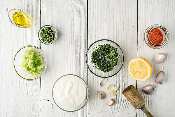 포토 JPG 해외이미지 전통 접시 음식 백그라운드 오렌지 재료 유리 탁자 양파 오이 파프리카 건강 마늘 요리 사람없음 목재 가로 초록색 세트 노란색 흰색 양념 사발 혼합 지중해 레몬 허브 준비 요거트 그리스인 딜 해외202004 해외포토 서양인 나무 식물 식기 바다 컬러 가구 채소 과일 재질 유제품 사기그릇 파일형식 이미지허브