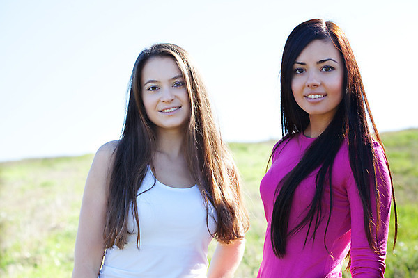 포토 JPG 해외이미지 백인 학생 라이프스타일 여자 꽃 행복 밭 자연 하늘 휴가 휴식 사람 성인 야외 두명 초록색 파란색 햇빛 태양 우정 기쁨 자유 그룹 만족 단절 해외202004 해외포토 자연요소 서양인 식물 감정 컬러 컨셉 농업 생활 친구 생태계 파일형식 이미지허브