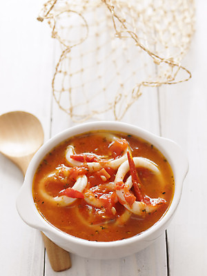 포토 JPG 해외이미지 음식 토마토 요리 사람없음 빨간색 세로 이탈리아 사발 수프 해산물 오징어 입가심 짠맛 해외202004 해외포토 유럽 컬러 채소 연체동물 수중동물 사기그릇 맛 파일형식 이미지허브