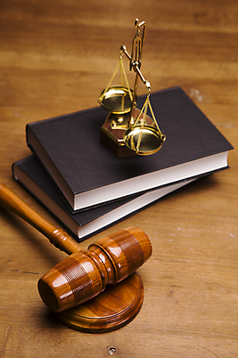 포토 JPG 해외이미지 실내 사람없음 책 오브젝트 법 의사봉 양팔저울 나무배경 해외202004 해외포토 백그라운드 저울 내부 파일형식 이미지허브