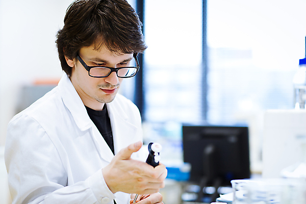 포토 JPG 해외이미지 백인 직업 1 응시 여자 남자 얼굴 과학 백그라운드 노동자 건강 병원 현미경 실험 한명 사람 성인 스터디 약 머리 장비 의사 코트 흰색 업무 액체 기술자 실험실 과학자 플라스크 분석 생물학 비커 고립 돌봄 화학물질 화학자 의료성형뷰티 해외202004 해외포토 서양인 시선 교육 컬러 컨셉 의학 모션 실험기구 신체부위 학습 외투 의료진 작업 화학 학자 파일형식 이미지허브