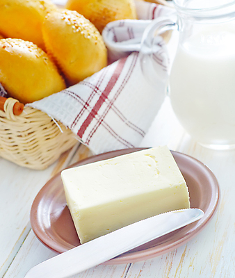 포토 JPG 해외이미지 접시 빵 실내 사람없음 바구니 우유 나이프 버터 나무배경 해외202004 해외포토 식기 음식 백그라운드 유제품 내부 칼 파일형식 이미지허브