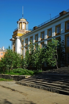 포토 JPG 해외이미지 나무 잎 건축양식 사다리 창문 주택 사람없음 건물 여름 도시풍경 계단 발코니 도시 아스팔트 복고 첨탑 해외202004 해외포토 식물 건축물 계절 건축 도로 풍경 탑 도구 파일형식 이미지허브