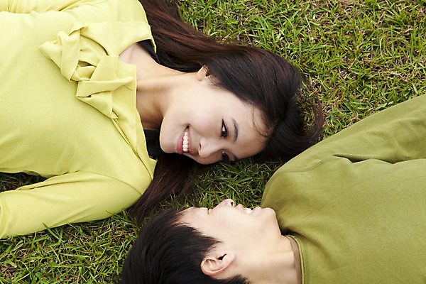 포토 JPG 해외이미지 라이프스타일 커플 응시 여자 남자 행복 감정 얼굴 데이트 관계 휴식 함께함 사랑 사람 동양인 소년 야외 두명 초록색 중국 기쁨 날짜 닫기 데이지 거짓말 해외202004 해외포토 시선 꽃 아시아 어린이 컬러 컨셉 모션 인종 생활 신체부위 파일형식 이미지허브