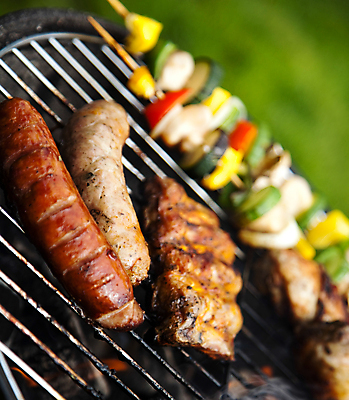 포토 JPG 해외이미지 주간 육류 요리 근접촬영 사람없음 야외 아웃포커스 파티 정원 꼬치 연기 그릴 바비큐 굽기 꼬치구이 소시지구이 해외202004 해외포토 자연요소 음식 뷰포인트 식재료 주방용품 촬영기법 이벤트 소시지 구이 파일형식 이미지허브