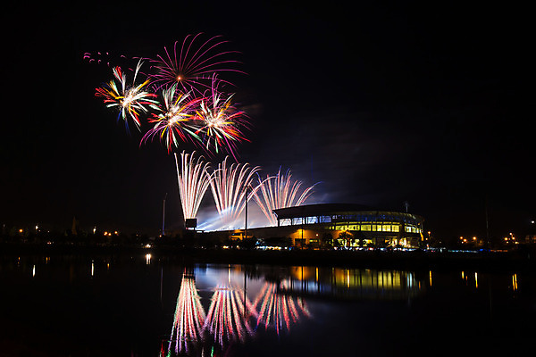 포토 JPG 해외이미지 행복 호수 바다 백그라운드 태국 하늘 불 휴가 새로움 기념 폭죽 이벤트 사람없음 빨간색 물 빛 강 컬러풀 반사 파티 검은색 축제 어둠 경기장 기쁨 축하 야간 저녁 수집 연도 파열 해외202004 해외포토 자연요소 감정 아시아 컬러 컨셉 스포츠시설 파일형식 이미지허브