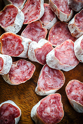 포토 JPG 해외이미지 음식 분홍색 조각 부분 건조 육류 돼지고기 사람없음 목재 초록색 이탈리아 코트 흰색 시골 소시지 애피타이저 정상 자르기 허브 로즈메리 훈제 곰팡이 살라미 스페인어 치유 프리미엄 해외202004 해외포토 나무 식물 유럽 컬러 식재료 재료 모션 외투 가공식품 파일형식 이미지허브