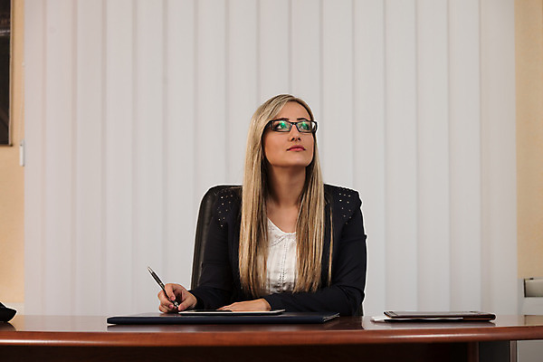 포토 JPG 해외이미지 백인 직업 응시 여자 안경 인터넷 비즈니스 CEO 텍스트 성공 노동자 세포 실내 한명 사람 앉기 정장 성인 스마트폰 컴퓨터 사무실 유행 업무 비즈니스우먼 자신감 종업원 전화기 경영자 온라인 주인 변호사 경영 유일 표현성 해외202004 해외포토 서양인 1 시선 잡화 옷 감정 컨셉 모션 내부 전자제품 핸드폰 스마트기기 작업 직장인 리더 파일형식 이미지허브