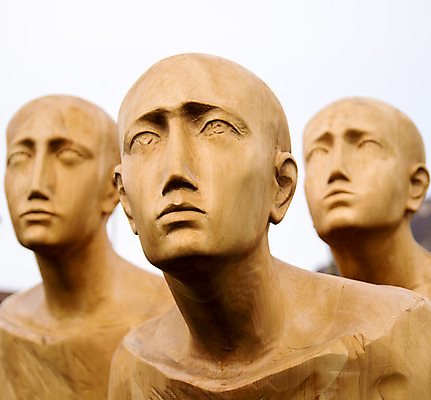 포토 JPG 해외이미지 나무 남자 얼굴 상징 조각 미술 사람 사람없음 야외 목재 조각상 숫자 노란색 머리 표현 업무 자르기 묘사 해외202004 해외포토 식물 문자 컬러 재료 모션 문화예술 신체부위 조형물 작업 파일형식 이미지허브