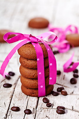 포토 JPG 해외이미지 리본 포장 사람없음 쌓기 쿠키 초콜릿 원두 달콤 나무배경 해외202004 해외포토 커피 백그라운드 모션 디저트 맛 파일형식 이미지허브