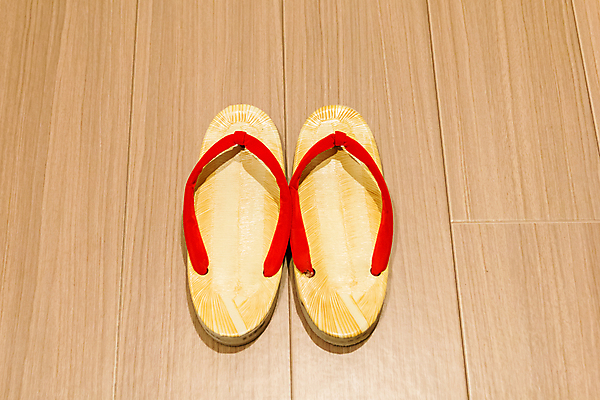 포토 JPG 해외이미지 전통 아시아 문화 여행 신발 슬리퍼 바닥 주택 동양인 사람없음 목재 일본 수확 쌍 샌들 밀짚 해외202004 해외포토 나무 나라 농업 재료 인종 건물 짚 파일형식 이미지허브