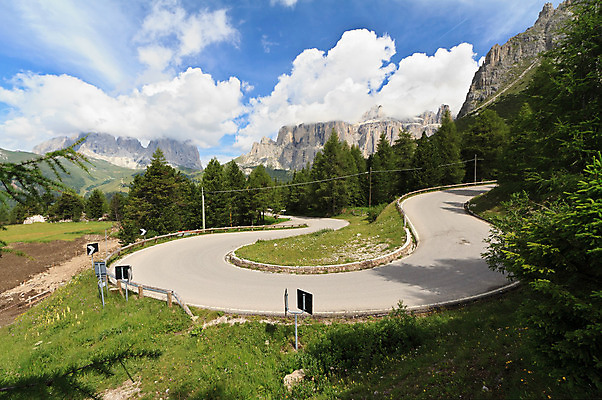 포토 JPG 해외이미지 나무 유럽 도로 길 곡선 교통시설 자동차 산 풍경 사람없음 야외 초록색 여름 파란색 운전 흰색 숲 아스팔트 언덕 알프스 굴곡 해외202004 해외포토 식물 계절 나라 선 육상교통 컬러 교통 모션 시설 파일형식 이미지허브