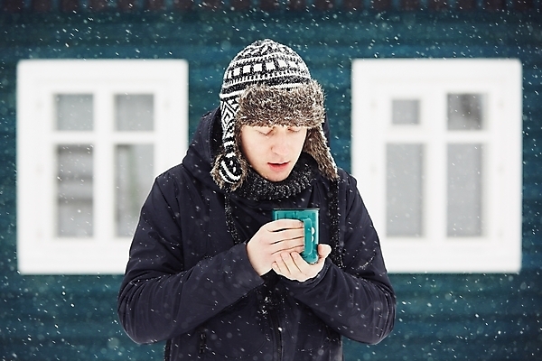 포토 JPG 해외이미지 라이프스타일 옷 계절 남자 음료 겨울 자연 날씨 휴가 주택 따뜻함 한명 성인 야외 컵 유행 마을 냉동 목도리 추위 코트 흰색 농촌 시골 잡기 뜨거움 우아함 차 서리 폭풍 캡모자 폭설 스타일 해외202004 해외포토 모자_잡화 1 식기 잡화 컬러 컨셉 모션 눈_날씨 사람 건물 생활 외투 자연재해 생태계 파일형식 이미지허브