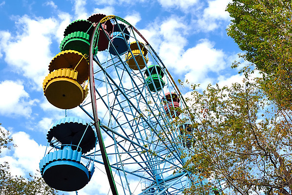 포토 JPG 해외이미지 나무 구름 전통 공원 백그라운드 잎 곡선 의자 건축양식 모션 놀이 하늘 휴가 휴식 사람없음 야외 파란색 울타리 금속 기계 기쁨 장비 나뭇가지 도시 바퀴 원형 곤돌라 큼 서커스 그네 흥분 되감기 웅장함 철강 해외202004 해외포토 자연요소 도형 식물 공공시설 건축 감정 선 컬러 가구 컨셉 재질 담장 크기 파일형식 이미지허브