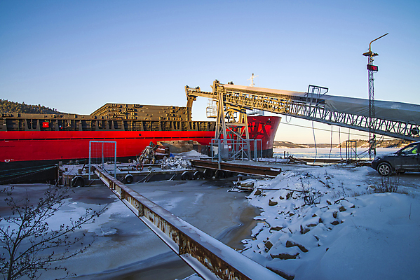포토 JPG 해외이미지 유럽 산업 모래 바다 겨울 교통시설 노르웨이 사람없음 야외 쌓기 항구 블록 화물 바위 보트 큼 기중기 무역 상업 날것 수납 포트 무거움 물류 로딩 스칸디나비아 채석 많음 해외202004 해외포토 계절 나라 교통 컨셉 배_교통 모션 운송업 돌_바위 중장비 무게 크기 시설 파일형식 이미지허브
