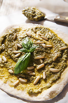 포토 JPG 해외이미지 피자 실내 사람없음 숟가락 반죽 바르기 바질 종이호일 페스토 해외202004 해외포토 모션 패스트푸드 서양음식 수저 내부 소스_음식 파일형식 이미지허브